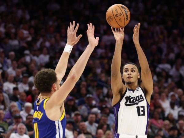 Keegan Murray (kanan) mencetak 32 poin saat Sacramento Kings menyingkirkan Golden State Warriors 118-94 di turnamen play-in Wilayah Barat pada Selasa (16/4) malam. (Foto: AP)