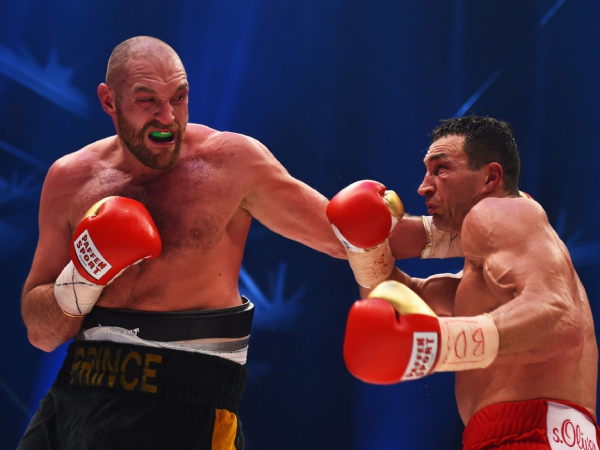Tyson Fury (kiri) pernah mengalahkan Wladimir Klitschko sembilan tahun silam. (Foto: Ring TV)