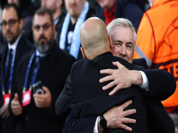 Carlo Ancelotti mengungkap apa yang ia sampaikan ke Pep Guardiola, usai Real Madrid menyingkirkan Manchester City di babak perempat final Liga Champions / via Getty Images
