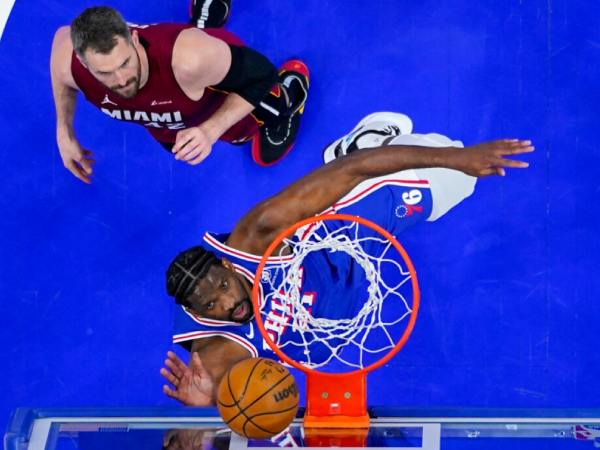 Joel Embiid mencetak 23 poin saat Philadelphia 76ers menang 105-104 atas Miami Heat di turnamen play-in Wilayah Timur pada Rabu (17/4) malam. (Foto: AP)