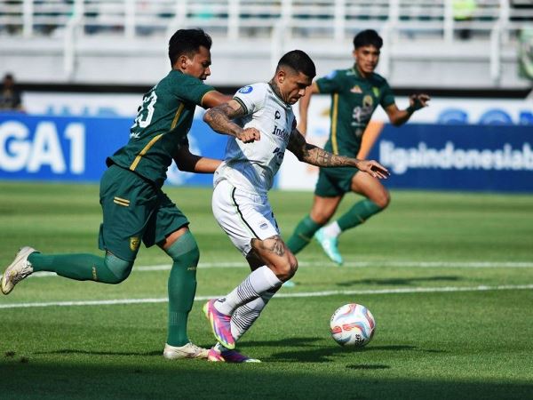 Persebaya mengusung misi bangkit saat bertamu ke markas Persib