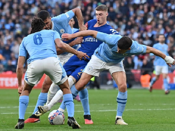 Cole Palmer diapit oleh tiga pemain Manchester City