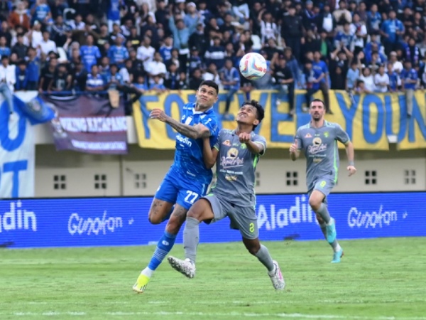 Ciro Alves ketika dikawal pemain Persebaya