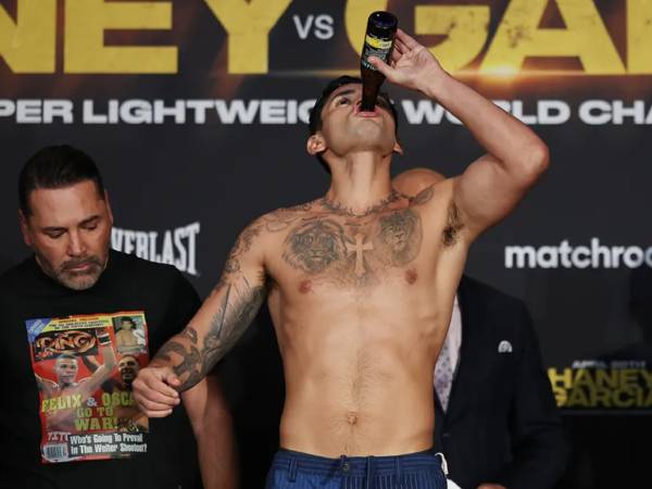 Ryan Garcia tampil nyeleneh saat timbang badan jelang pertarungan melawan Devin Haney. (Foto: Ring TV)