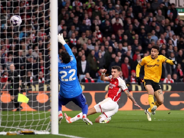 David Raya membantu Arsenal mengalahkan Wolves