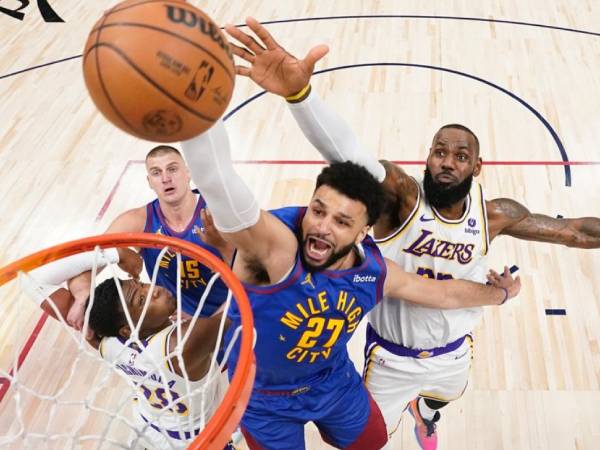 Jamal Murray mencetak 22 poin saat Denver Nuggets mengalahkan Los Angeles Lakers 114-103 dalam pertandingan pembuka playoff Wilayah Barat pada Sabtu (20/4).