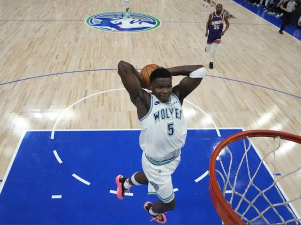 Anthony Edwards mencetak 33 poin saat Minnesota Timberwolves menang 120-95 atas Phoenix Suns untuk mengawali putaran pertama playoff NBA pada Sabtu (20/4). (Foto: AP)