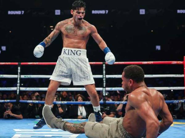 Ryan Garcia menjatuhkan Devin Haney pada Ronde 7, pertama kalinya Haney dijatuhkan dalam karirnya, dan sekali lagi pada Ronde 10 dan 11 dalam pertarungan pada hari Sabtu (20/4). (Foto: Golden Boy)