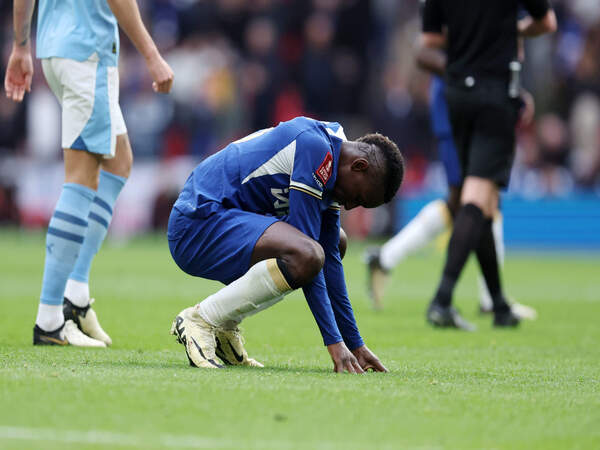 Performa Nicolas Jackson dikecam oleh Frank Lampard, usai sang striker banyak membuang peluang saat Chelsea keok 0-1 dari Manchester City di semifinal Piala FA (20/4) / via Getty Images