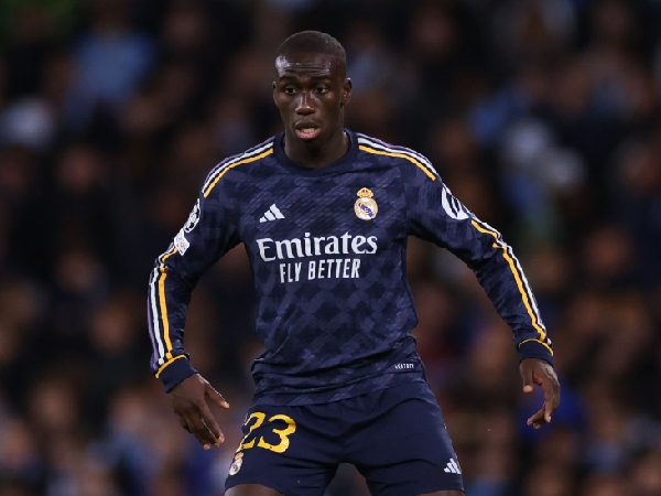 Ferland Mendy diperebutkan oleh Arsenal dan Liverpool