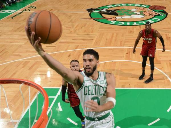 Jayson Tatum (tengah) mencatatkan triple-double saat Boston Celtics mengalahkan Miami Heat 114-94 pada hari Minggu (21/4) untuk membuka seri playoff putaran pertama Wilayah Timur. (Foto: AP)