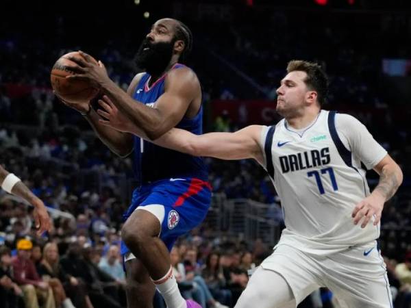 James Harden (kiri) mencetak 28 poin saat Los Angeles Clippers mengalahkan Dallas Mavericks 109-97 di Game 1 putaran pertama playoff Wilayah Barat pada Minggu (21/4). (Foto: AP)