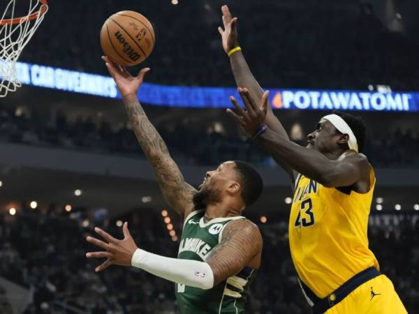 Damian Lillard (kiri) mencetak 35 poin saat Milwaukee Bucks mengalahkan Indiana Pacers 109-94 pada hari (21/4) Minggu dalam Game 1 putaran pertama playoff Wilayah Timur. (Foto: AP)