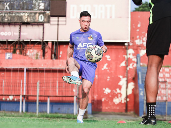 Bek sayap Persik Kediri, Simen Lyngbo
