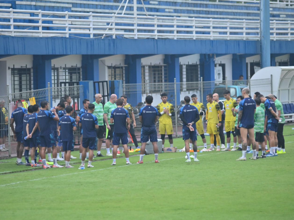 Bojan Hodak pastikan Persib masih incar hasil terbaik di sisa dua laga