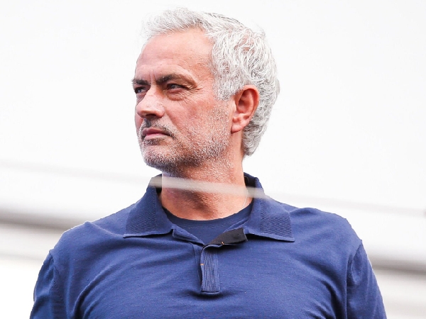 Jose Mourinho menuding Mikel Arteta melakukan taktik parkir bus