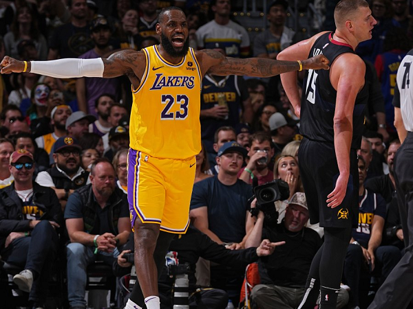 LeBron James protes keputusan wasit yang berat sebelah di Game 2 versus Nuggets.