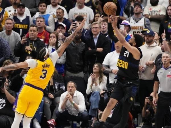 Jamal Murray (kanan) melesakkan tembakan penentu kemenangan pada saat buzzer saat Denver Nuggets mengalahkan Los Angeles Lakers 101-99 pada Senin (22/4) dan memimpin 2-0 dalam seri playoff putaran pertama Wilayah Barat. (Foto: AP)