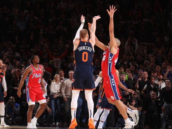 Donte DiVincenzo melesakkan lemparan tiga angka dengan 13 detik tersisa saat New York Knicks mengalahkan Philadelphia 76ers 104-101 pada Senin (22/4) malam untuk memimpin 2-0 dalam seri playoff putaran pertama Wilayah Timur. (Foto: AP)