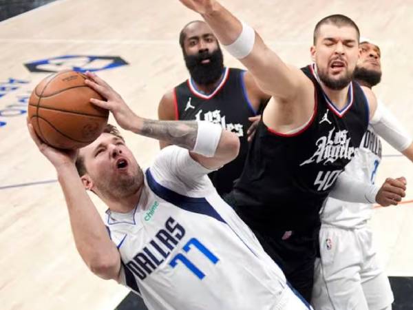 Luka Doncic (kiri) mencetak 32 poin saat Dallas Mavericks mengalahkan Los Angeles Clippers 96-93 pada Selasa (23/4) malam dan menyamakan skor 1-1 di seri playoff putaran pertama Wilayah Barat. (Foto: AP)