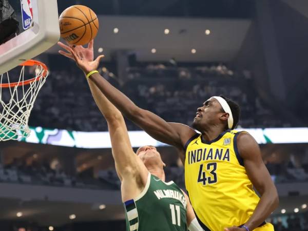 Pascal Siakam (kanan) mencetak 37 poin saat Indiana Pacers mengalahkan Milwaukee Bucks 125-108 pada Selasa (23/4) malam untuk menyamakan skor 1-1 di seri playoff putaran pertama Wilayah Timur. (Foto: AP)