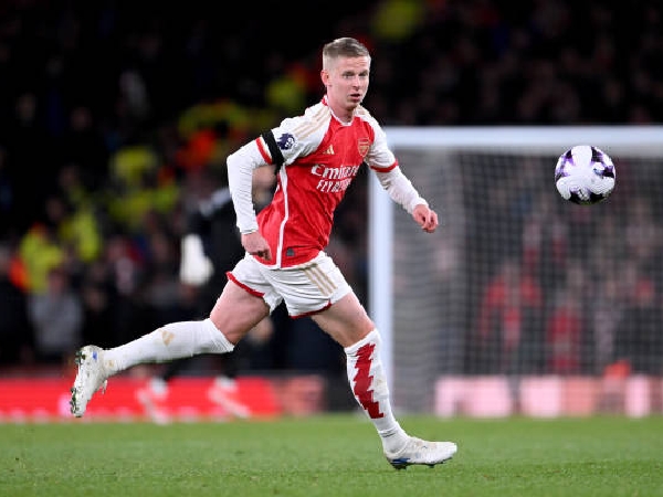 Oleksandr Zinchenko sering masuk ke tengah dari posisi bek kiri