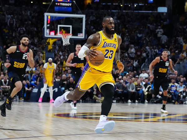 LeBron James minta Lakers benahi masalah di akhir pertandingan.