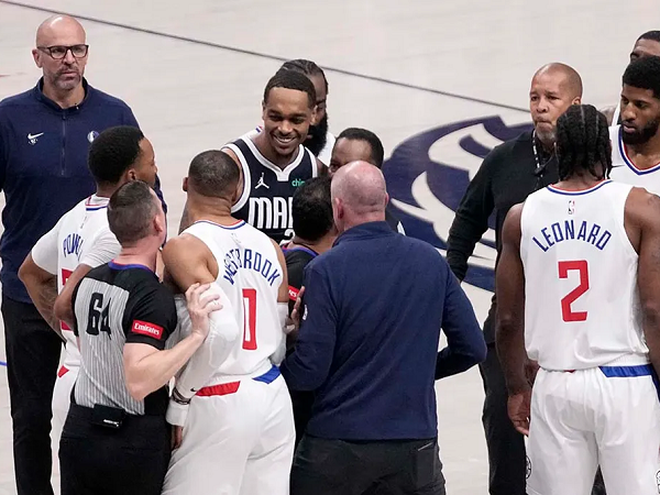 PJ Washington rela berkorban untuk lindungi Luka Doncic.