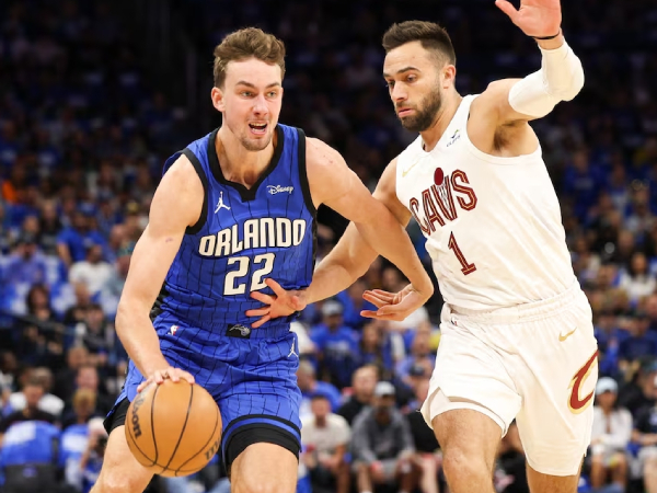 Franz Wagner (kiri) mencetak 34 poin dan 13 rebound saat Orlando Magic meraih kemenangan 112-89 atas Cleveland Cavaliers pada hari Sabtu (27/4), menyamakan skor 2-2 di seri putaran pertama Wilayah Timur mereka. (Foto: AP)