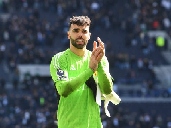 David Raya melakukan blunder saat Arsenal menang 3-2 atas Tottenham