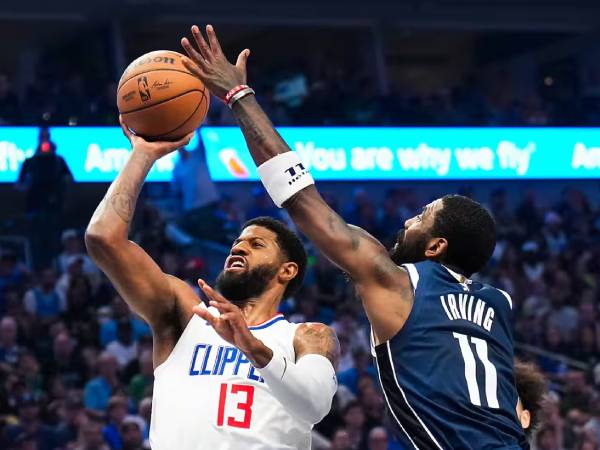Paul George (kiri) mencetak 33 poin saat Los Angeles Clippers mengalahkan Dallas Mavericks 116-111 pada hari Minggu (28/4) dan menyamakan skor 2-2 di seri playoff putaran pertama Wilayah Barat. (Foto: AP)