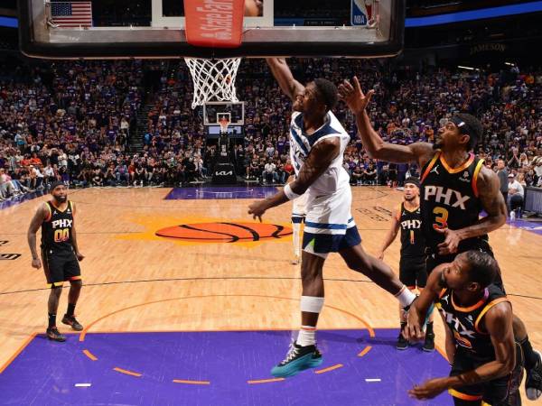 Anthony Edwards (tengah) mencetak 40 poin saat Minnesota Timberwolves mengalahkan Phoenix Suns 122-116 pada Minggu (28/4) malam dan menyapu bersih seri playoff putaran pertama dengan skor 4-0. (Foto: AP)