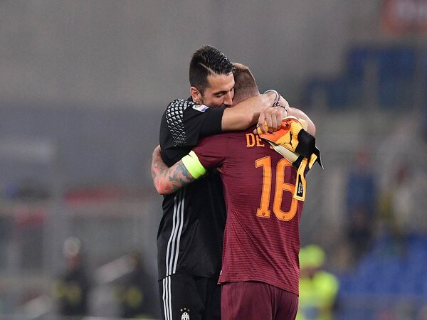 Lama membela Juventus, Gianluigi Buffon mengungkapkan kalau ia sebenarnya dua kali nyaris pindah ke AS Roma semasa masih aktif bermain / via Getty Images