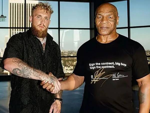 Mike Tyson (kanan) dan Jake Paul. (Foto: Ring TV)