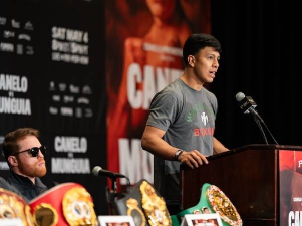 Jaime Munguia (kanan) berbicara dalam konferensi pers, sementara Canelo Alvarez (kacamata hitam) tampak di sebelahnya. (Foto: Premier Boxing Champions)