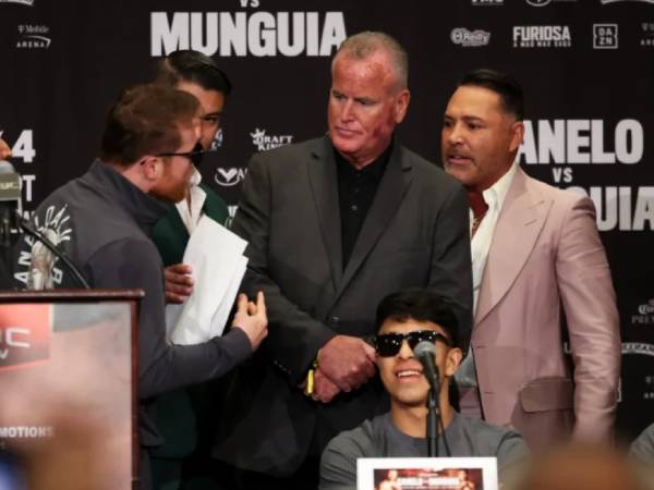 Canelo Alvarez (kiri) coba menghampiri Oscar De La Hoya (kanan) saat konferensi pers. (Foto: Golden Boy Promotions)