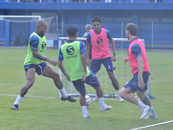 Pemain Persib ketika berlatih