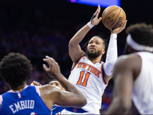 Jalen Brunson mencetak 41 poin saat New York Knicks mengalahkan Philadelphia 76ers 118-115 pada Kamis (2/5) malam dan melaju ke babak kedua playoff. (Foto: AP)