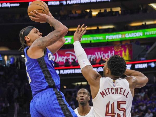 Paolo Banchero (kiri) mencetak 27 poin saat Orlando Magic menahan Cleveland Cavaliers 103-96 pada Jumat (3/5) malam untuk memaksakan Game 7 dalam seri playoff putaran pertama Wilayah Timur mereka. (Foto: AP)
