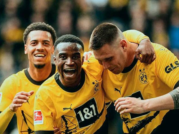 Youssoufa Moukoko mencetak dwigol dalam kemenangan 5-1 Borussia Dortmund atas FC Augsburg