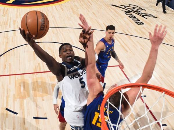 Anthony Edwards (kiri) mencetak 43 poin saat Minnesota Timberwolves mengalahkan juara bertahan NBA Denver Nuggets 106-99 pada Game 1 di seri putaran kedua playoff pada Sabtu (4/5) malam. (Foto: AP)