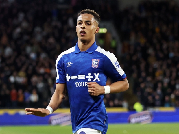 Chelsea meminjamkan Omari Hutchinson ke Ipswich Town