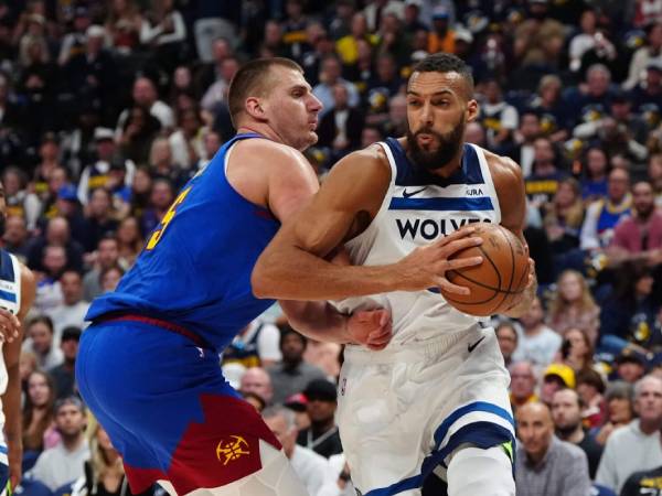 Absennya Rudy Gobert (kanan) dalam menghadapi Nuggets berarti lebih banyak menit bertahan untuk Kyle Anderson dan Karl-Anthony Towns. (Foto: AP)