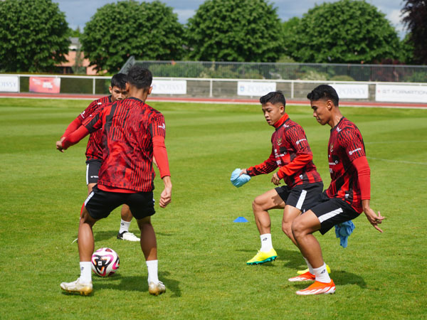 Latihan timnas Indonesia U-23 di Stade Leo Lagrange, Besancon, Prancis