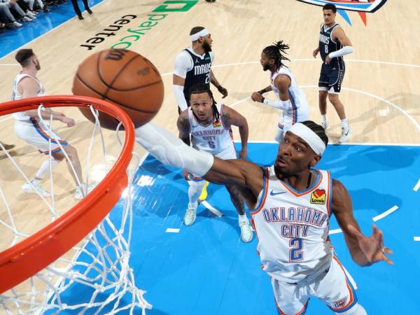 Shai Gilgeous-Alexander (kanan) mencetak 29 poin saat Oklahoma City Thunder mengalahkan Dallas Mavericks 117-95 pada Selasa (7/5) malam di Game 1 babak semifinal Wilayah Barat. (Foto: AP)