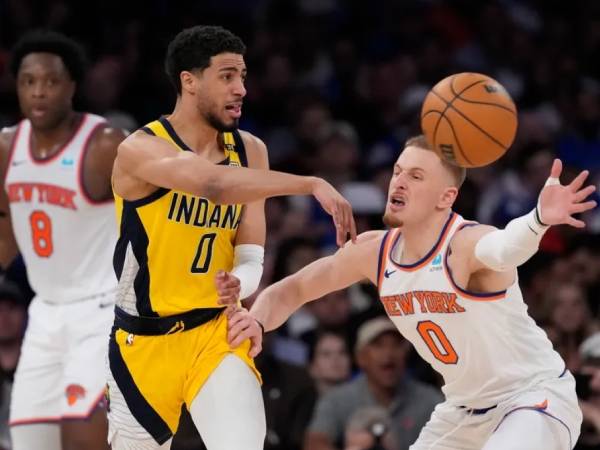 Tyrese Haliburton (kiri) mengalami punggung kejang yang mempengaruhi agresivitasnya saat melawan Knicks. (Foto: AP)
