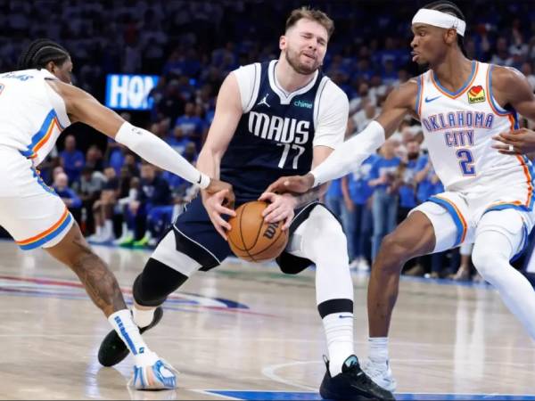 Luka Doncic (tengah) hanya mampu mencetak 19 poin di Game 1 versus Thunder, menghentikan rentetan 24 pertandingan playoff beruntun dengan setidaknya 20 poin. (Foto: AP)