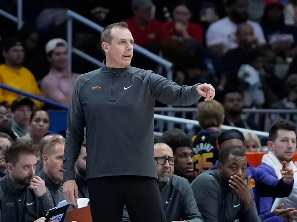 Phoenix Suns pisah jalan dengan Frank Vogel.