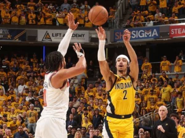 Andrew Nembhard (kanan) melesakkan tembakan 3 poin penting dengan 16 detik tersisa saat Indiana Pacers mengalahkan New York Knicks 111-106 pada Jumat (10/5) malam di Game 3 pada semifinal Wilayah Timur. (Foto: AP)