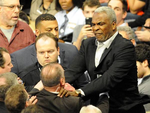 Charles Oakley (kanan) terlibat keributan dengan pihak keamanan MSG pada 2017. (Foto: AP)